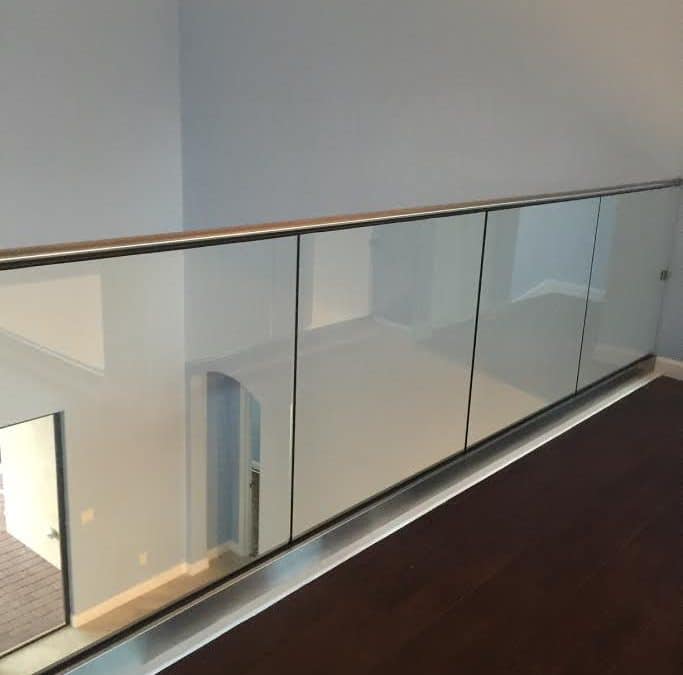 Barandilla de vidrio – M&R Quality Construction Corp