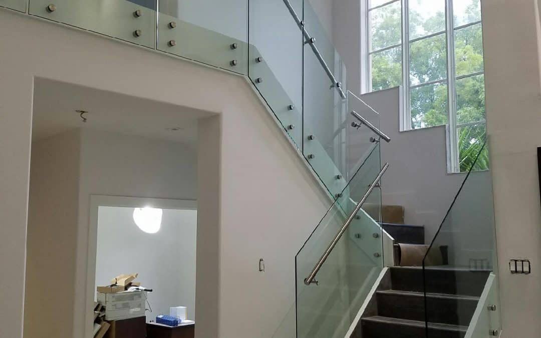 Barandilla de vidrio con pasamanos en acero inoxidable, Raul Residence