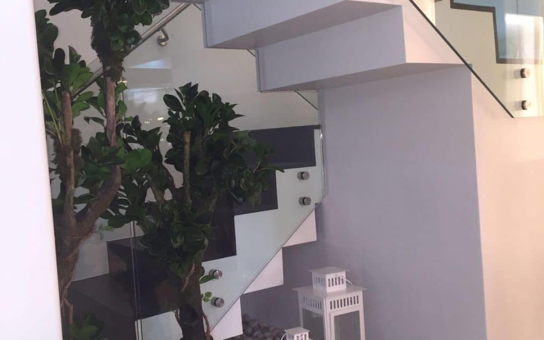 Escaleras de madera y barandilla de vidrio flotante Miguel Residence