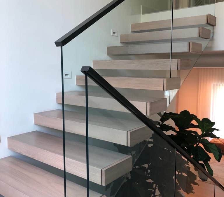 Escalera moderna y flotante, casas Poinciana