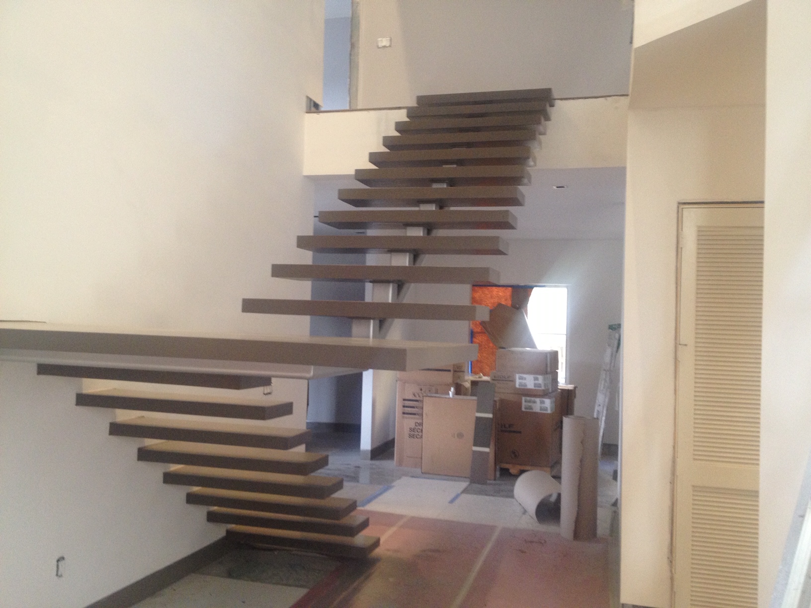 Escalera moderna y flotante, viga central, casa de Diana - David Viera