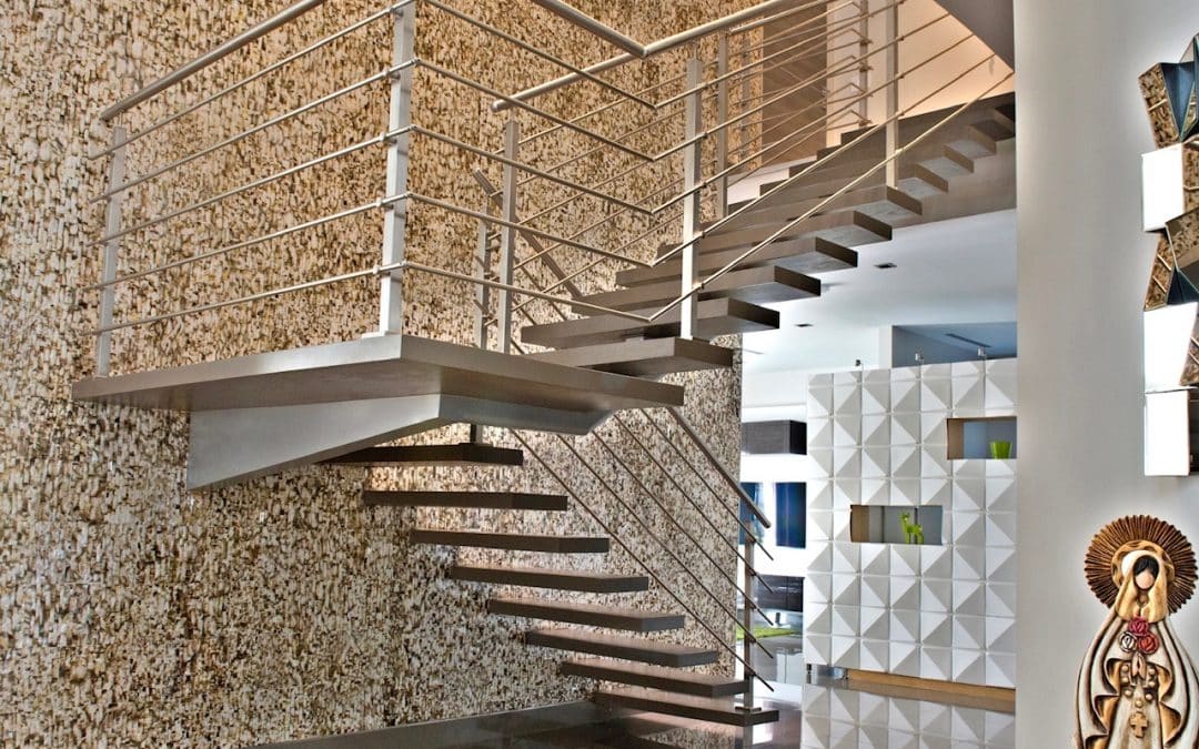 Escalera moderna y flotante, viga central, casa de Diana