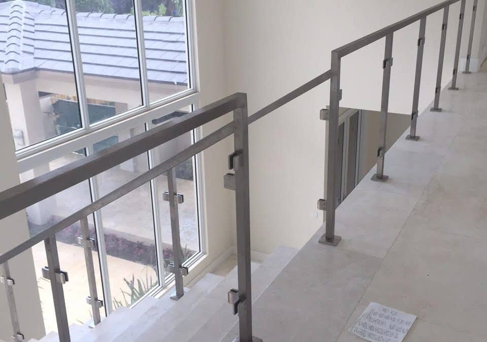 Acero inoxidable y vidrio Ibarra Residence