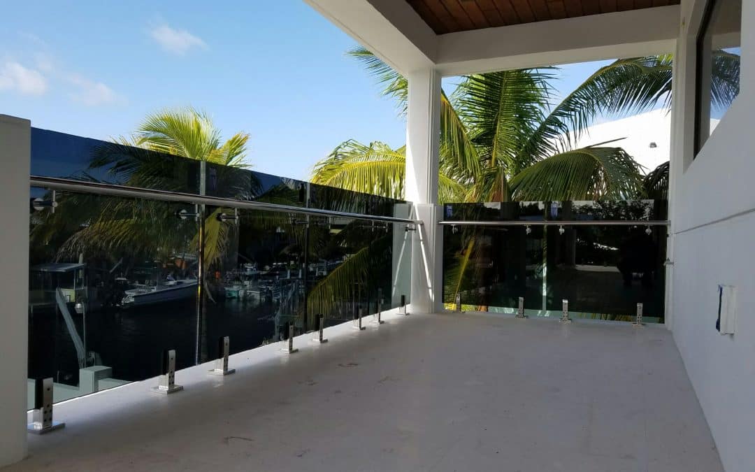 Baranda de vidrio largo – Balcones con vidrio gris Tonic Key